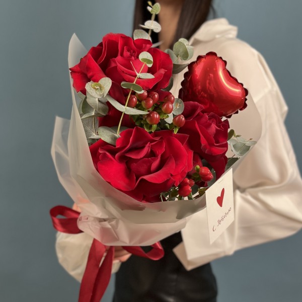 Букет с розами и шариком Сердце в цветах